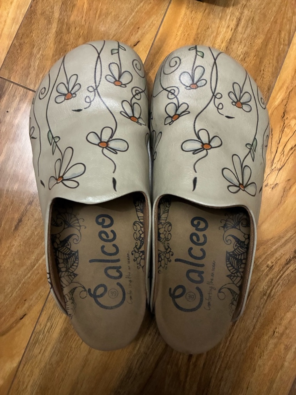 Calceo Women's Beige Floral Leather Mules